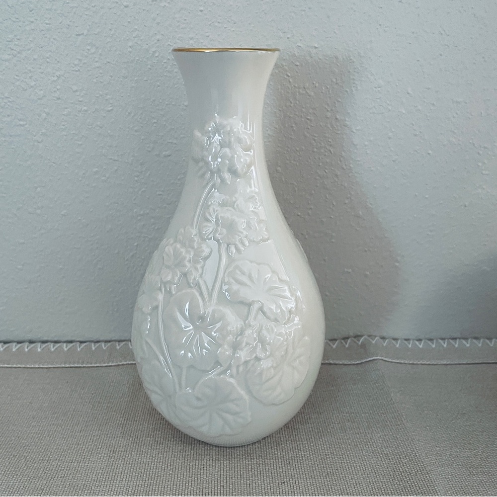 Lenox Countess Collection floral vase with gold trim 8” tall